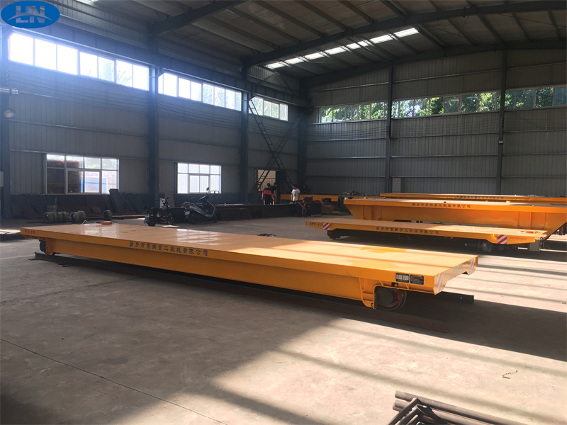 Roj teeb ua kev tsheb ciav hlau Trolley