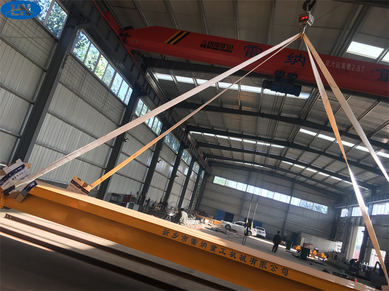 Roj teeb ua kev tsheb ciav hlau Trolley